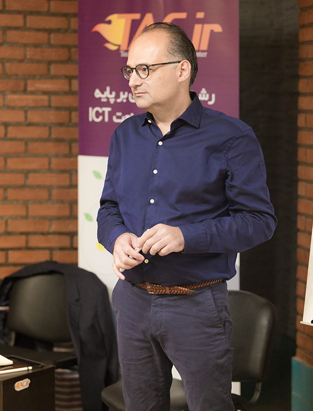 شاهین فاطمی در عصرانه شتابدهنده تک شاهین فاطمی در عصرانه شتابدهنده تک